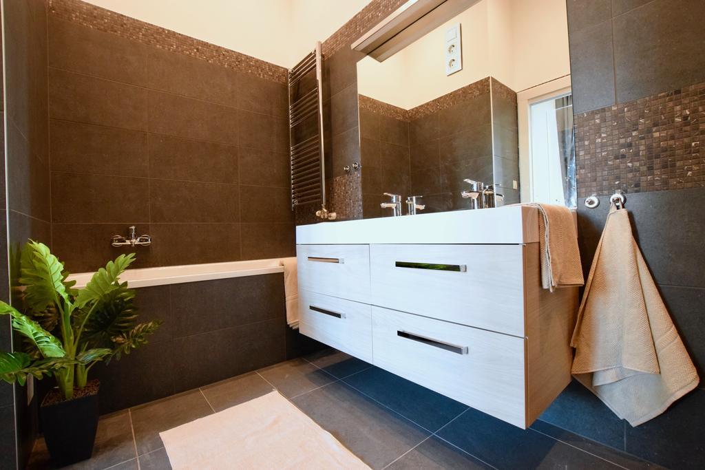 Luxury Apartment By Hi5 - Kiraly Street Suite Budapest Bagian luar foto